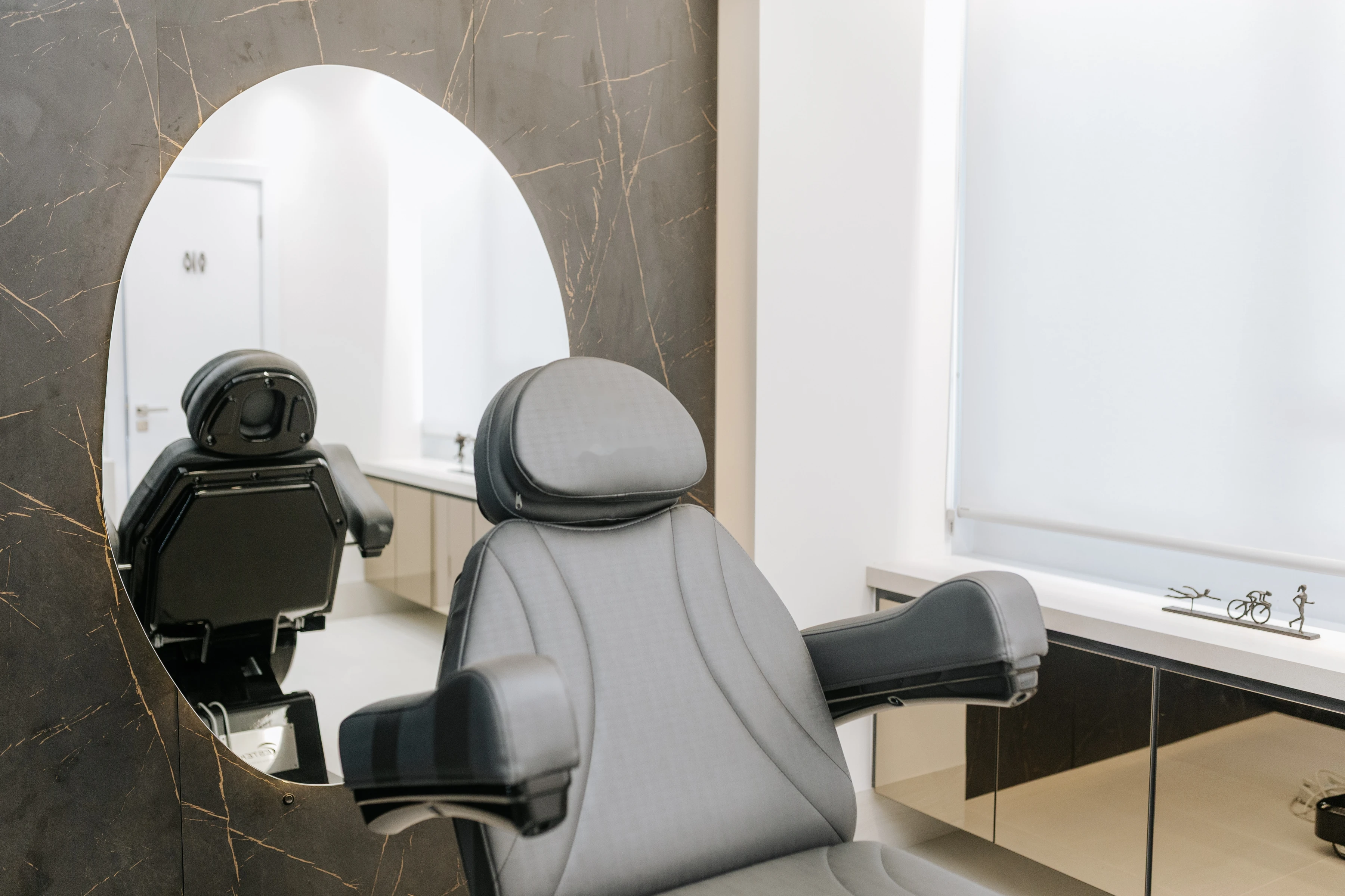 Sala de atendimento com cadeira reclinável e espelho